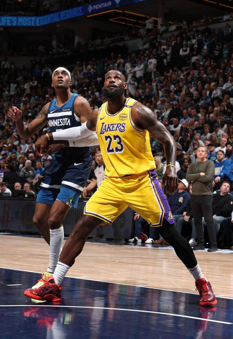 篮球比赛现场一球定胜负，球迷情绪高涨的简单介绍