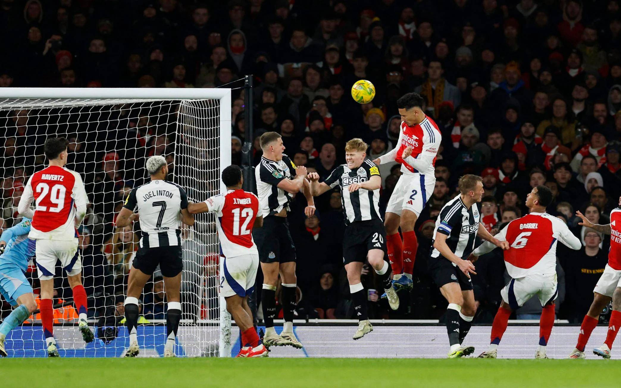 阿尔及利亚队在比赛中遭受重创,寻找突破口 阿尔及利亚队在比赛中遭受重创,寻找突破口