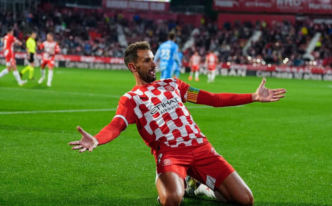 赫罗纳主场大胜对手继续领跑排行榜的简单介绍