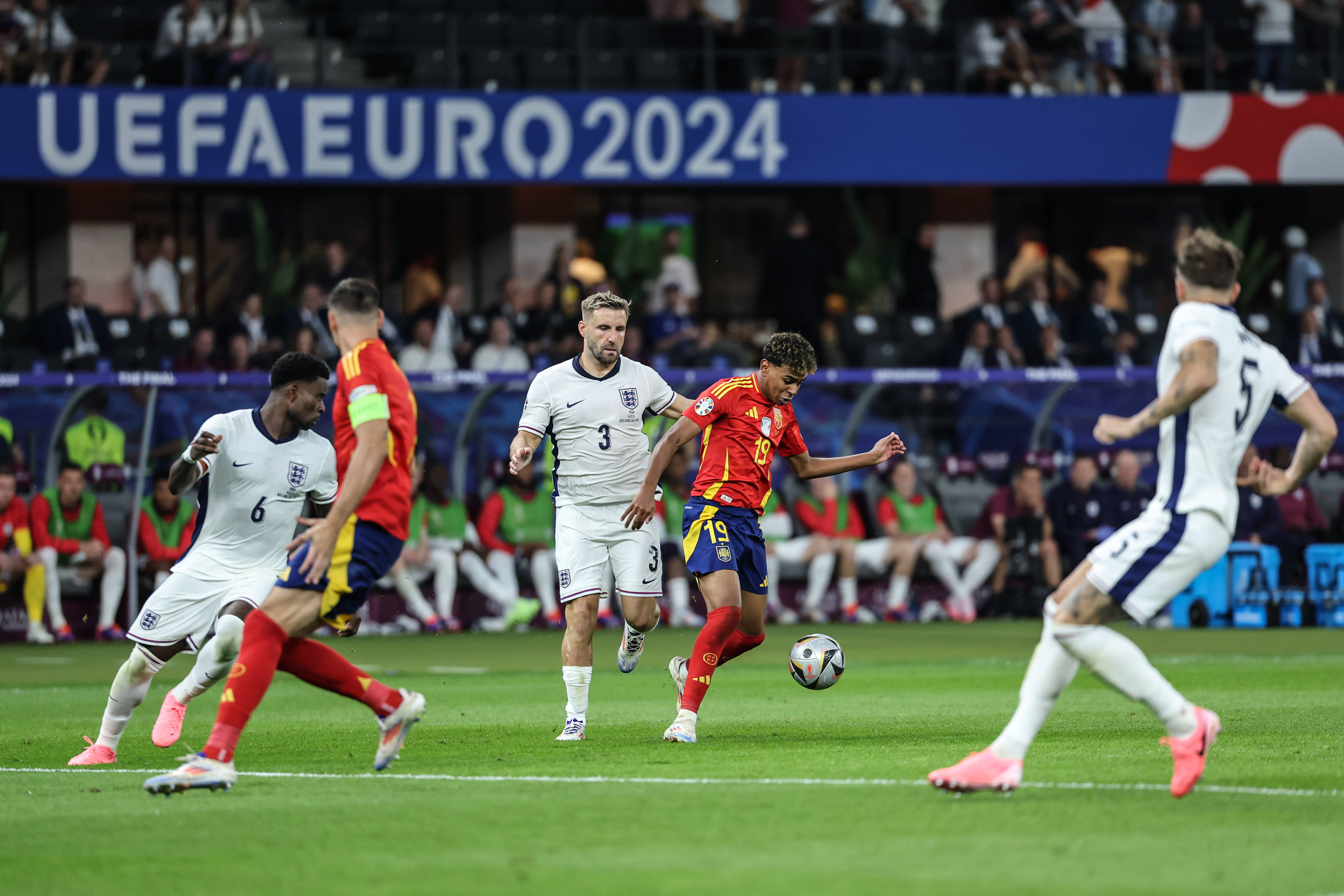 开云平台-欧洲杯预选赛首轮对决，场面异常激烈