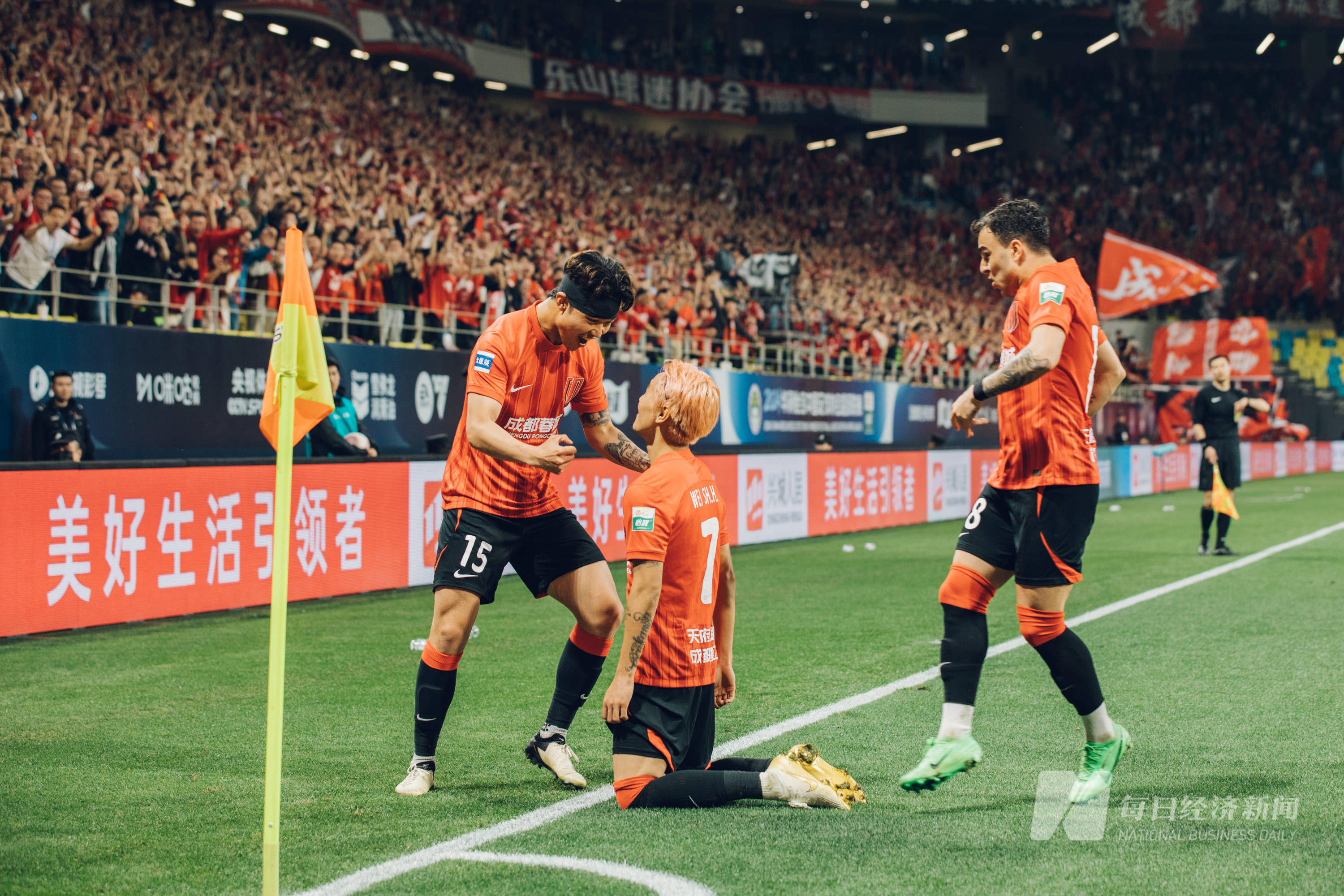 比赛激情澎湃，球场上呈现百花齐放景象的简单介绍