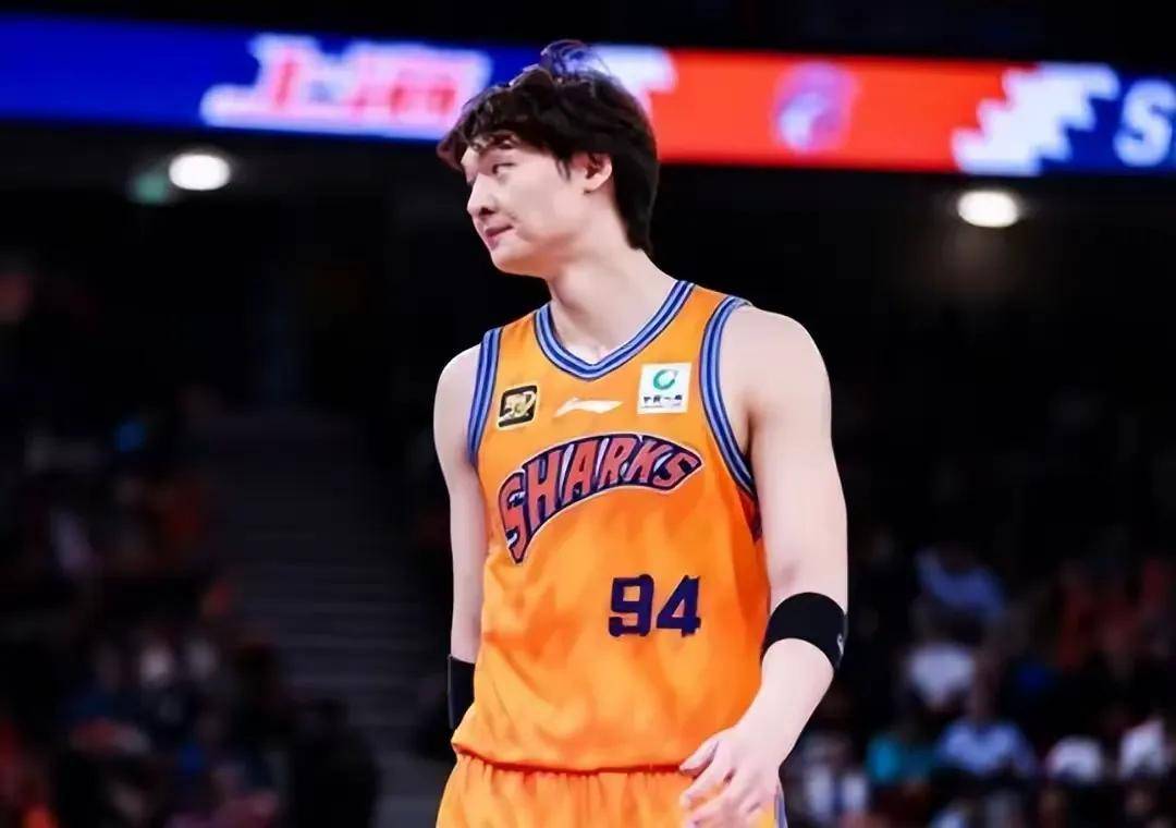 关于上海男篮豪取胜利，球员表现可圈可点的信息