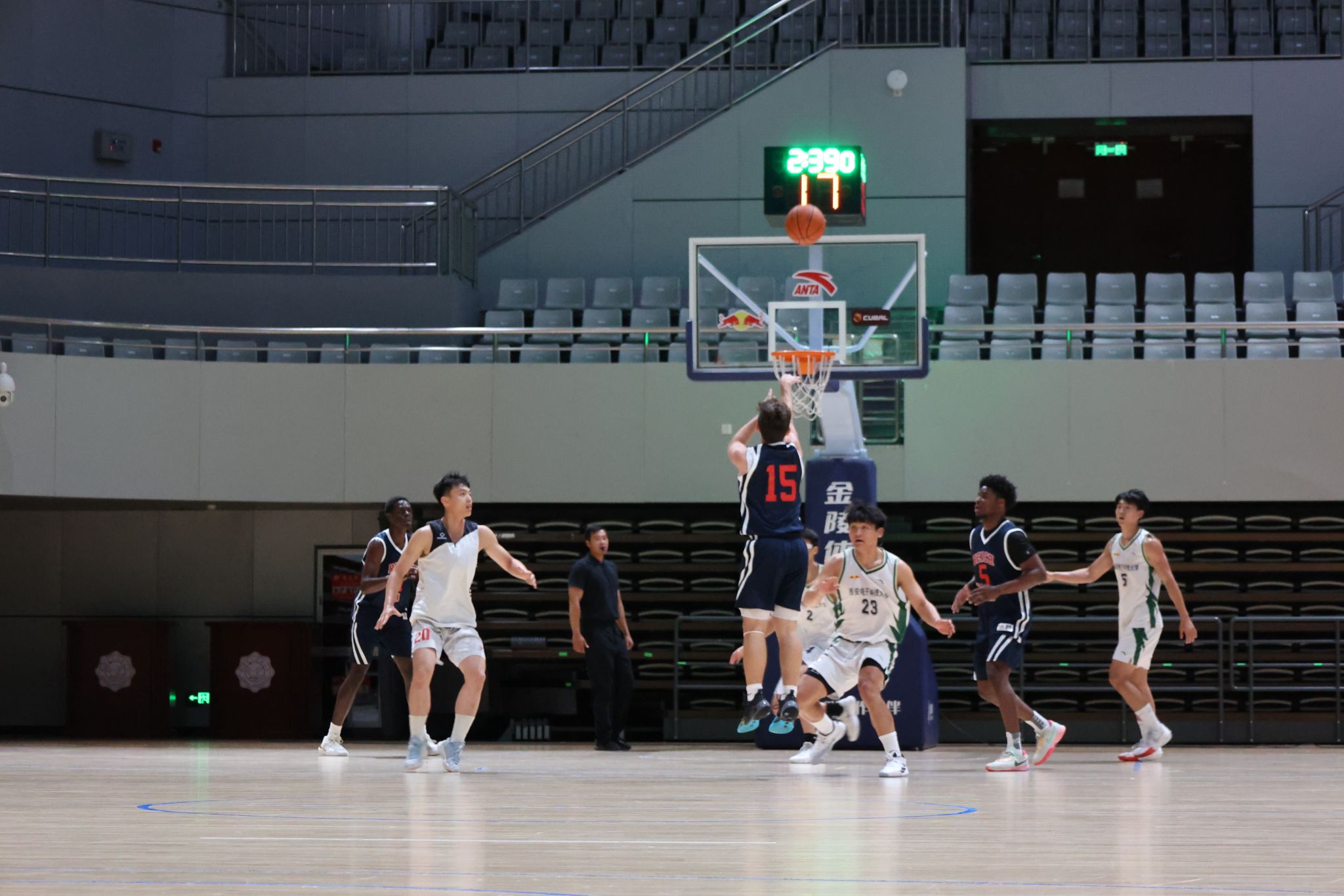 出色篮球经典对抗成为焦点,全场观众热情燃烧的简单介绍 出色篮球经典对抗成为焦点,全场观众热情燃烧的简单介绍