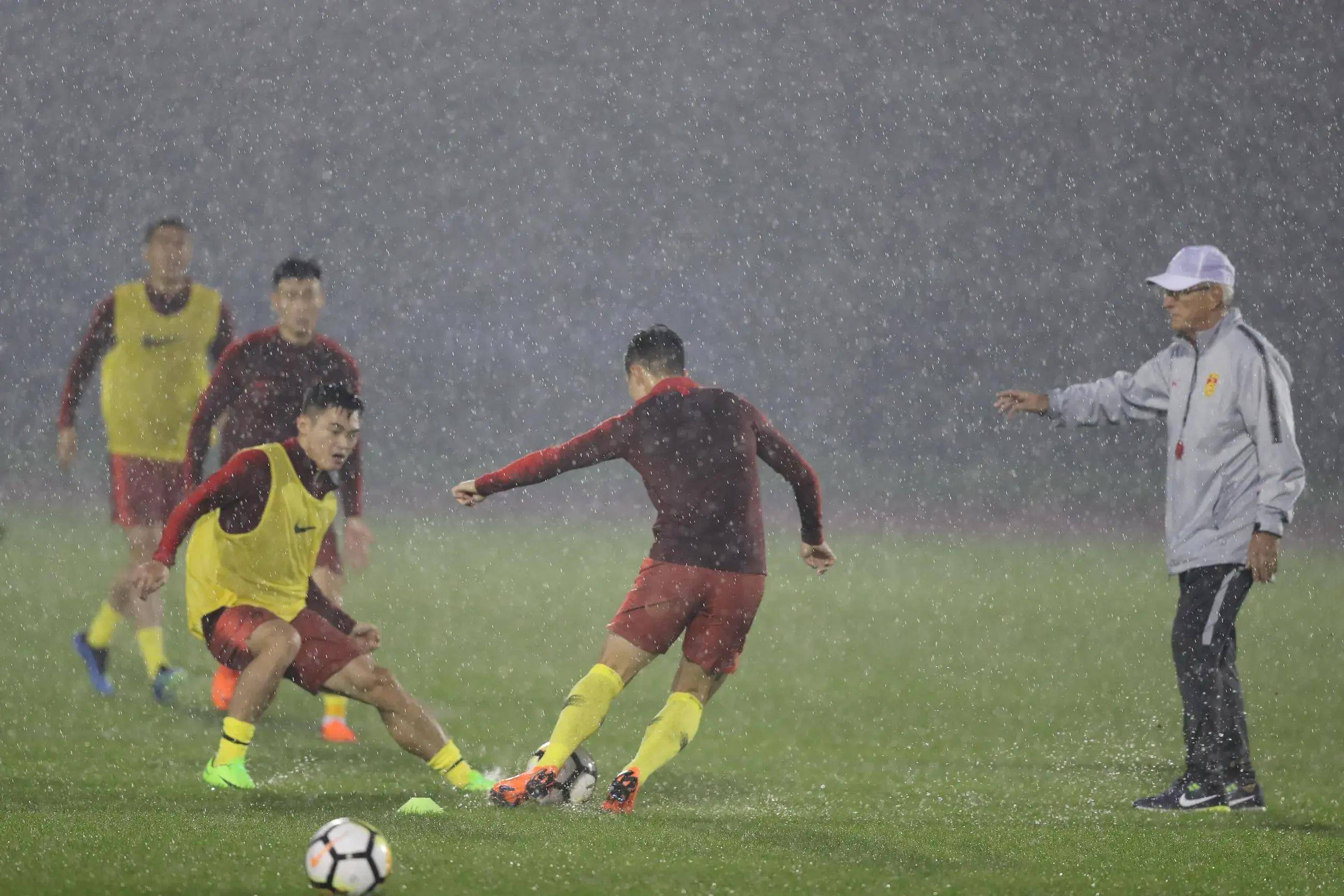 日本球队赢得了一场激动人心的比赛 日本球队赢得了一场激动人心的比赛