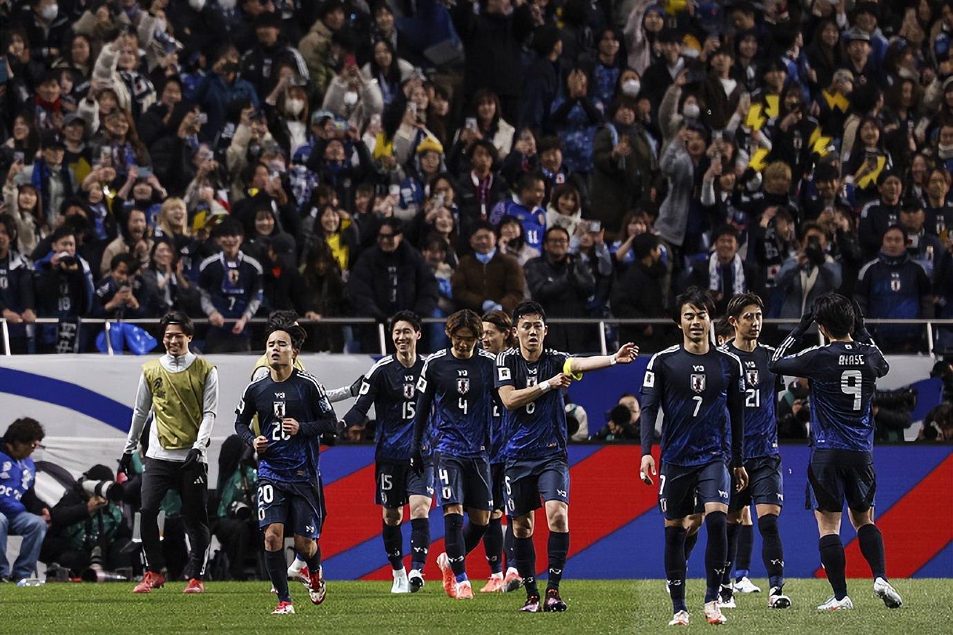 日本球队赢得了一场激动人心的比赛 日本球队赢得了一场激动人心的比赛