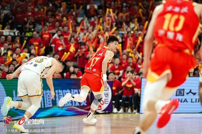 四川男篮坐镇主场，击败辽宁队挺进前四