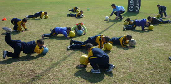 太阳队新人接受指导塑造球员风采备战迎接新挑战