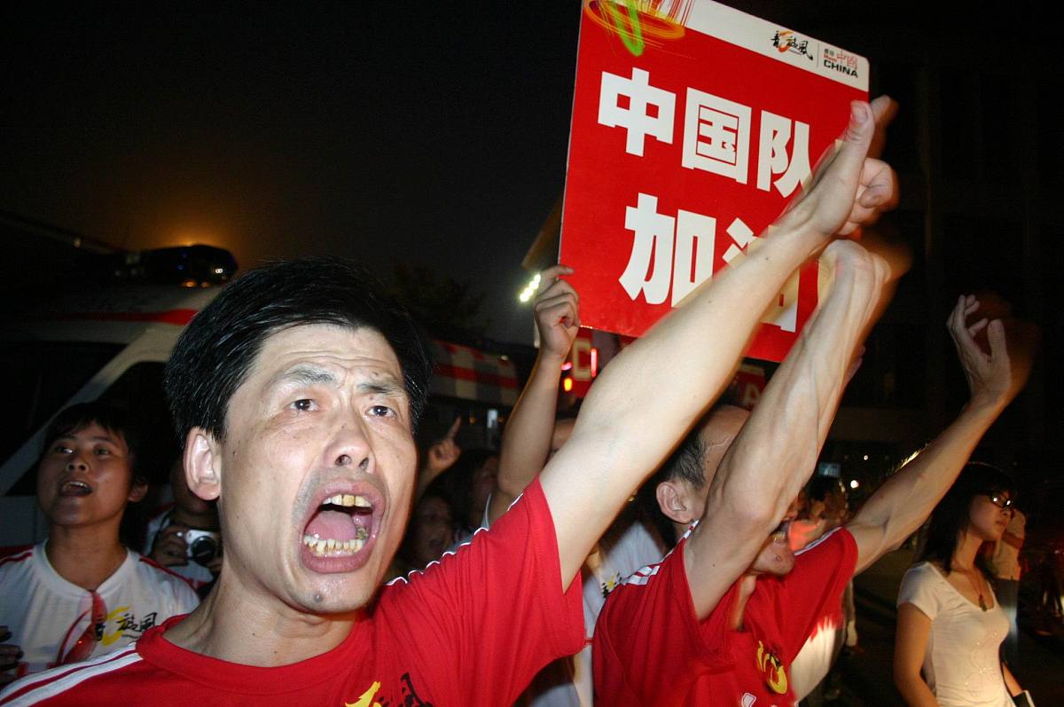 开云体育登录-球迷热情高亢，为各支球队打气喊加油