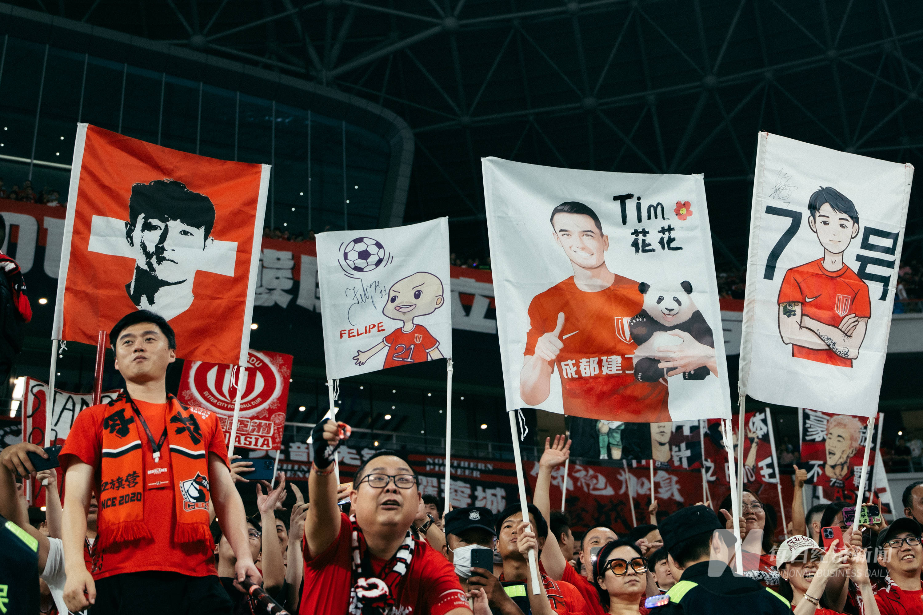 球迷热情高亢，为各支球队打气喊加油