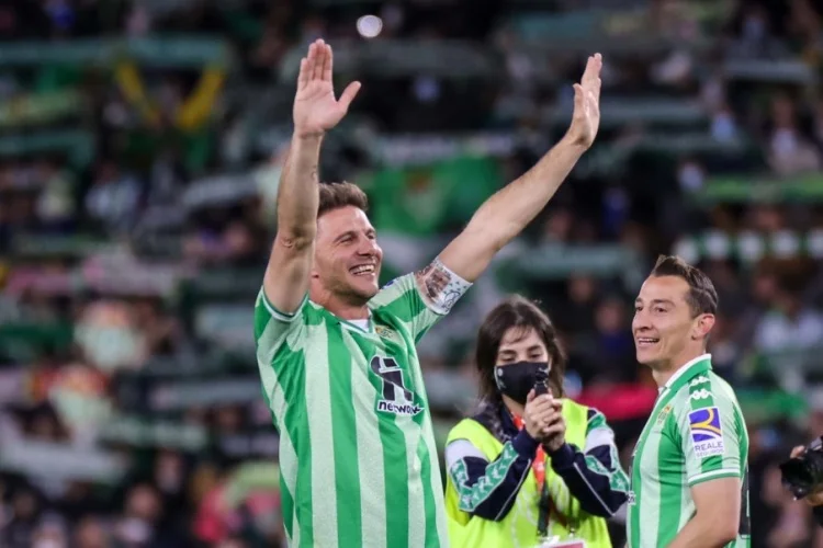 墨西哥国脚加盟奥格斯堡,或将成为关键人物 墨西哥国脚加盟奥格斯堡,或将成为关键人物