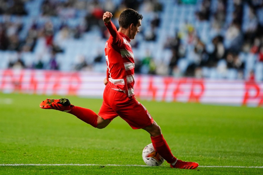 格拉纳达客场大胜，终结连败记