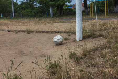 皮球在球场上飞来飞去,精彩绝伦 皮球在球场上飞来飞去,精彩绝伦