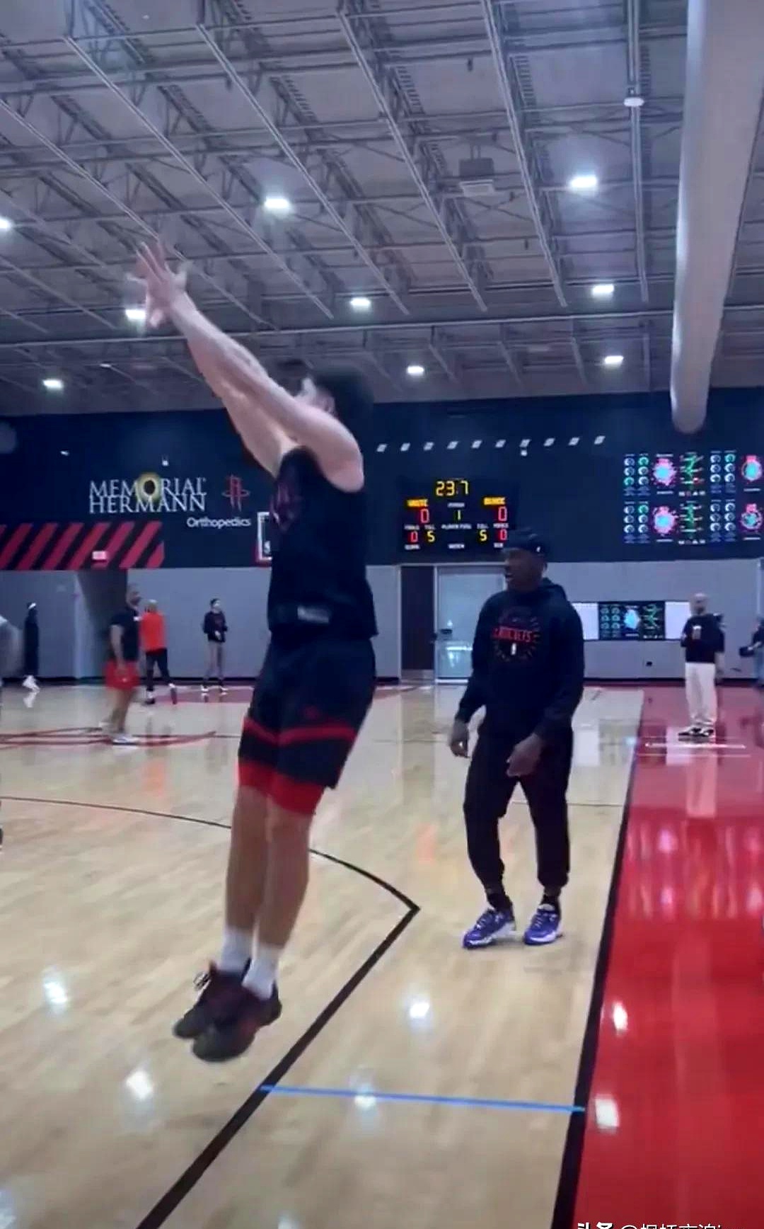 雄兽队主场奋力抗衡,最终不敌对手 雄兽队主场奋力抗衡,最终不敌对手