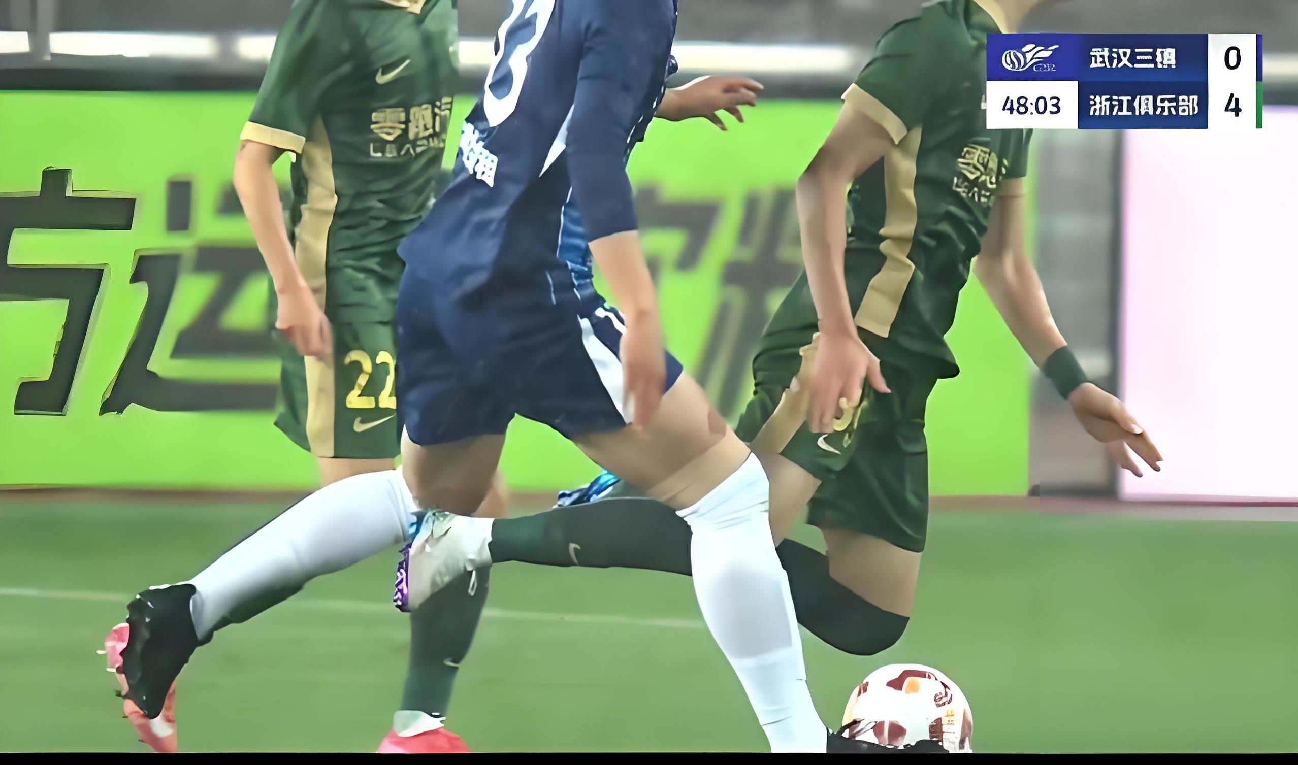 开云体育app-中超联赛对抗赛场上球员态度受热议