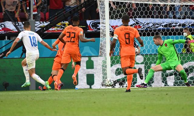 捷克队门将表现出色,多次扑出关键球 捷克队门将表现出色,多次扑出关键球