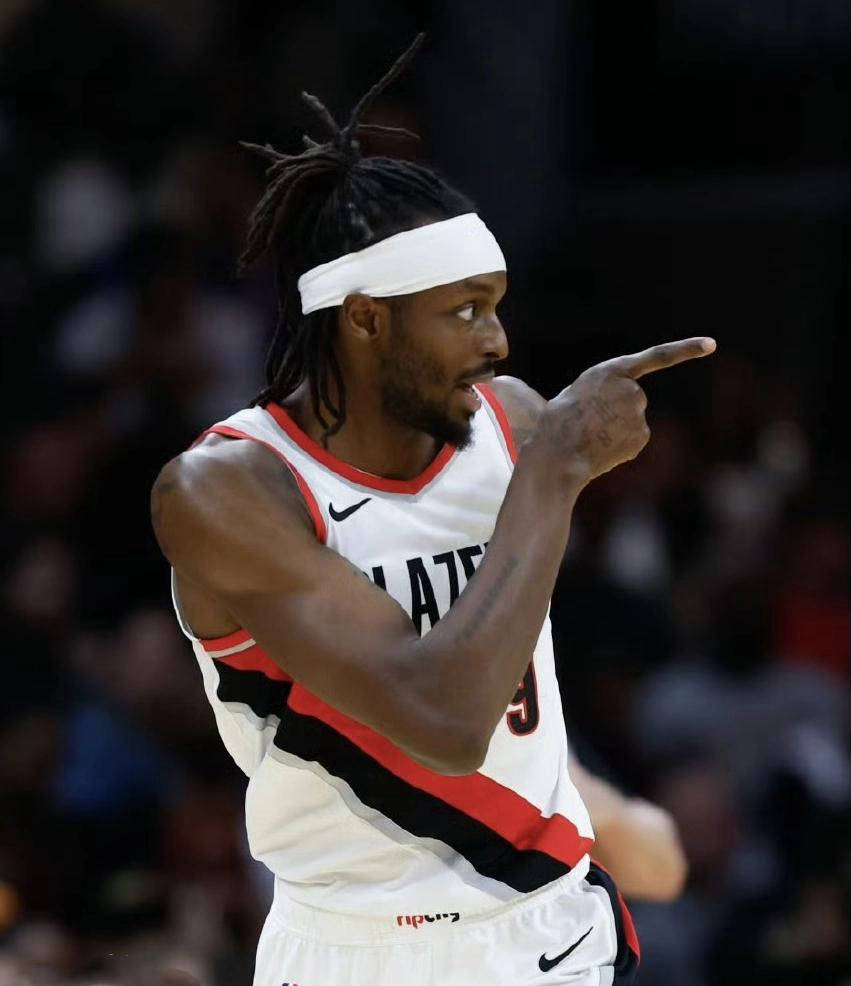 开拓者展开进攻,守住主场魂力无限 开拓者展开进攻,守住主场魂力无限