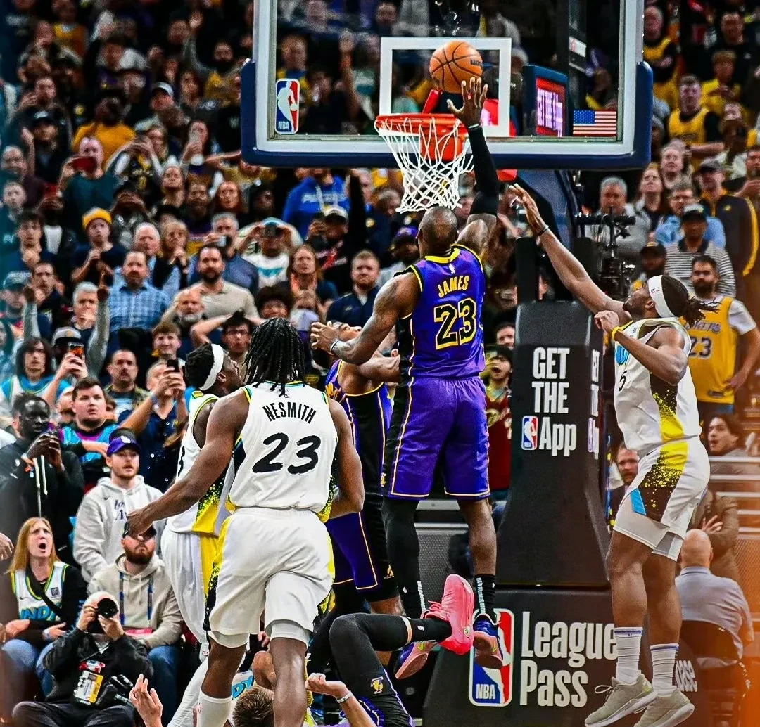 篮球比赛中一支杰出的球队成功翻盘取得胜利