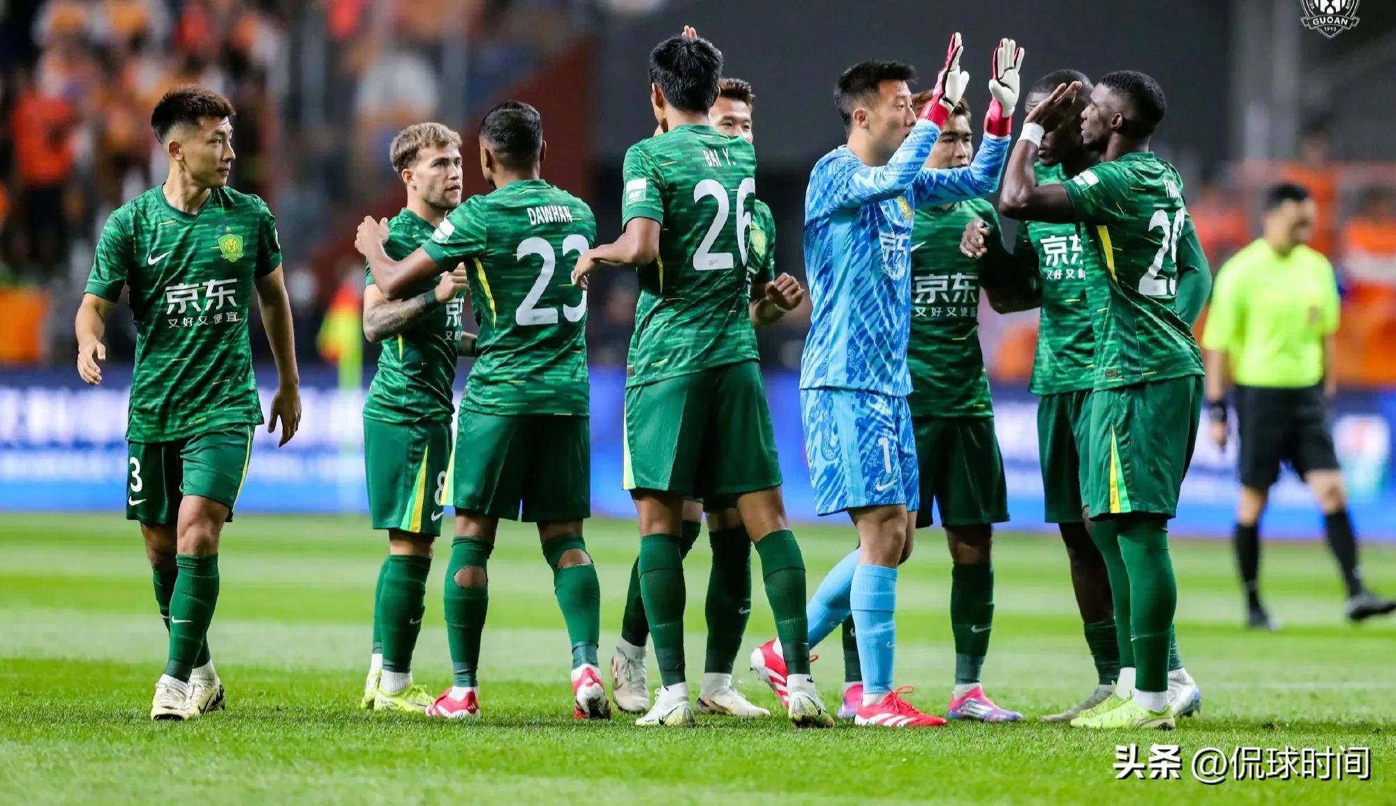 国安客场逼平申花，保持领跑