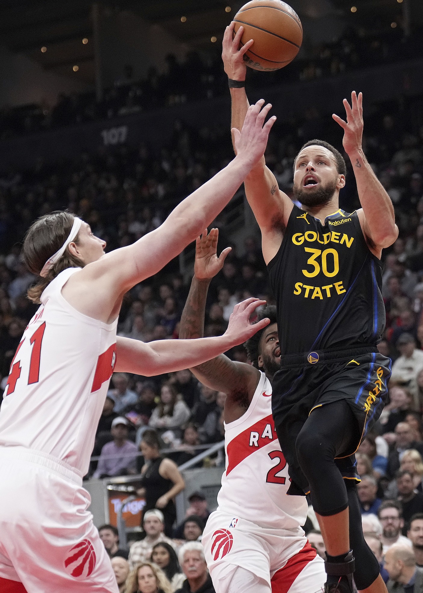 猛龙队击败对手，晋级到了下一轮比赛