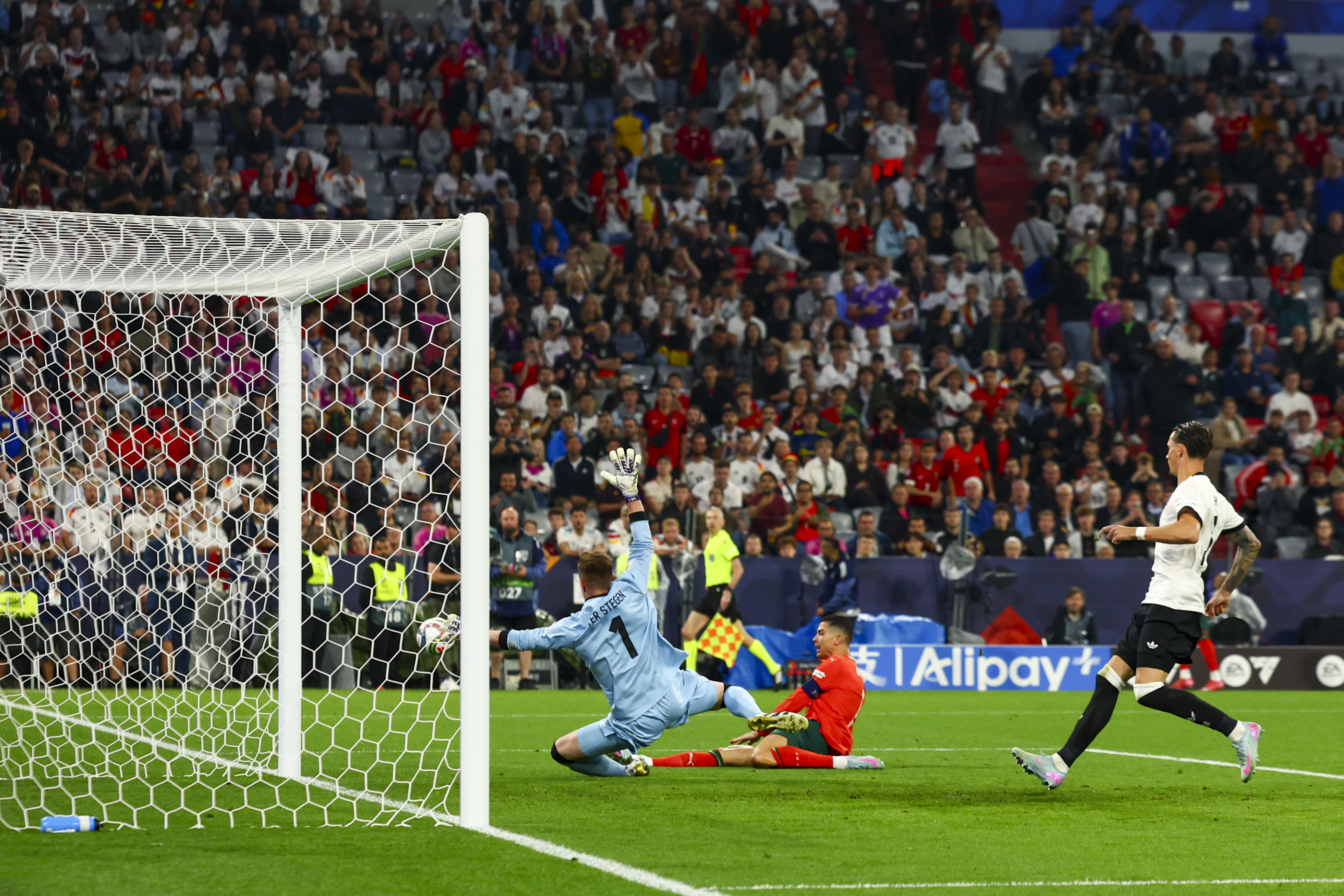 法国成功击败葡萄牙,顺利晋级半决赛 法国成功击败葡萄牙,顺利晋级半决赛