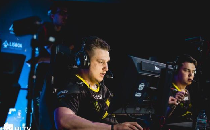 开云体育登录-FPX险胜FNC，Zeus打出惊人五杀焦点之战半决赛，留下经典瞬间