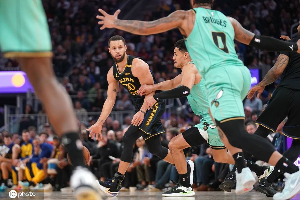 勇士主场击败黄蜂，库里表现稳定砍下25+的简单介绍