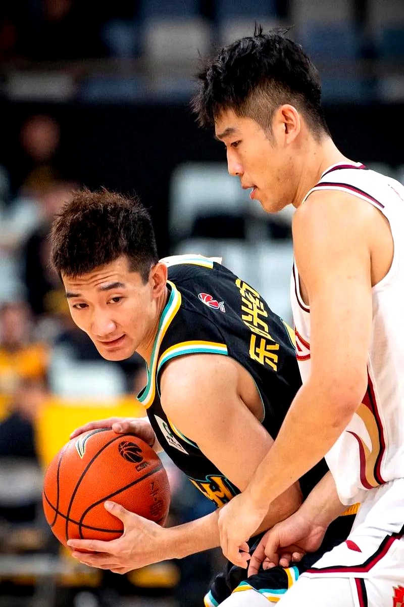 江苏队与广厦队交手实力激荡 江苏队与广厦队交手实力激荡