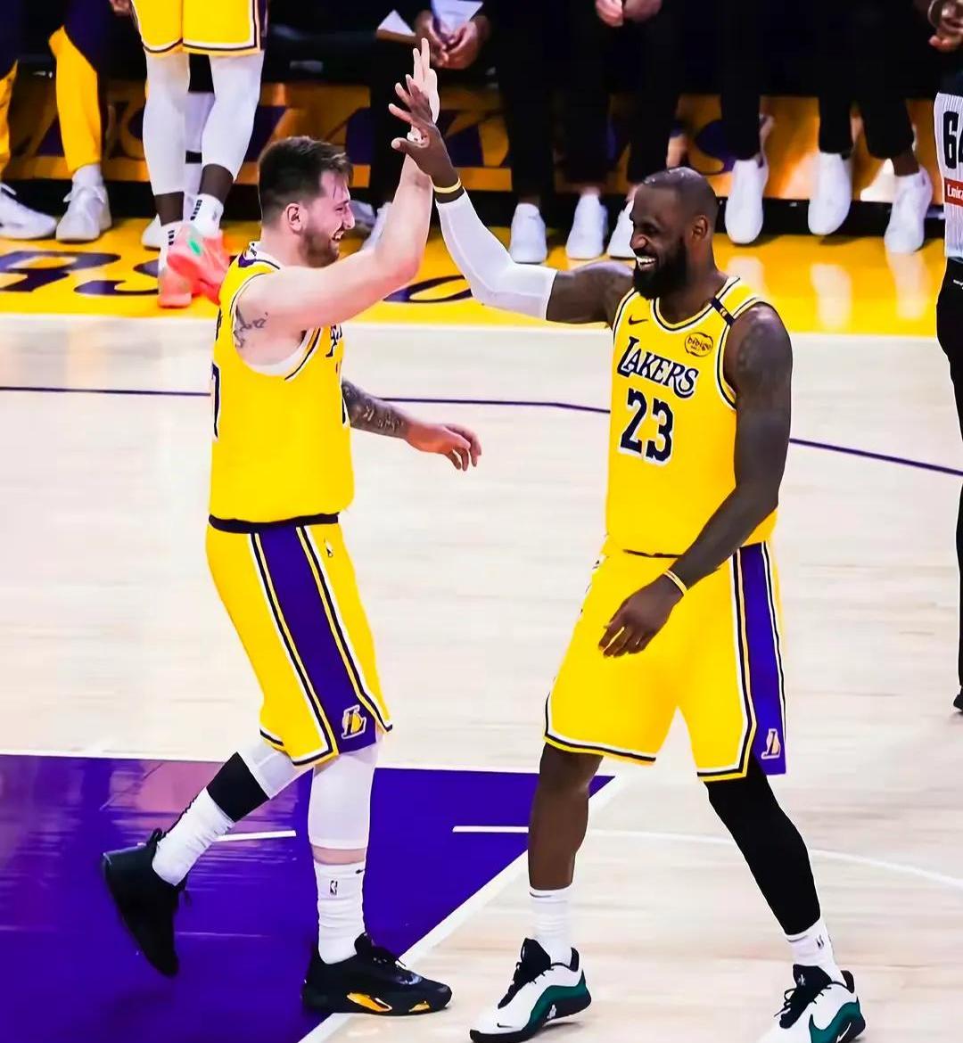 詹姆斯领军湖人队力克开拓者队 詹姆斯领军湖人队力克开拓者队