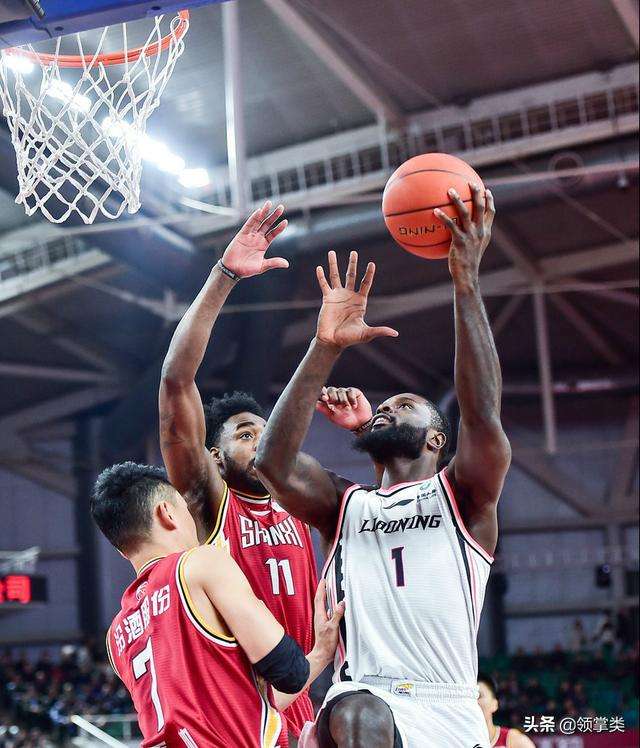 开云体育官方网站-比赛白热化，球场上刀光剑影