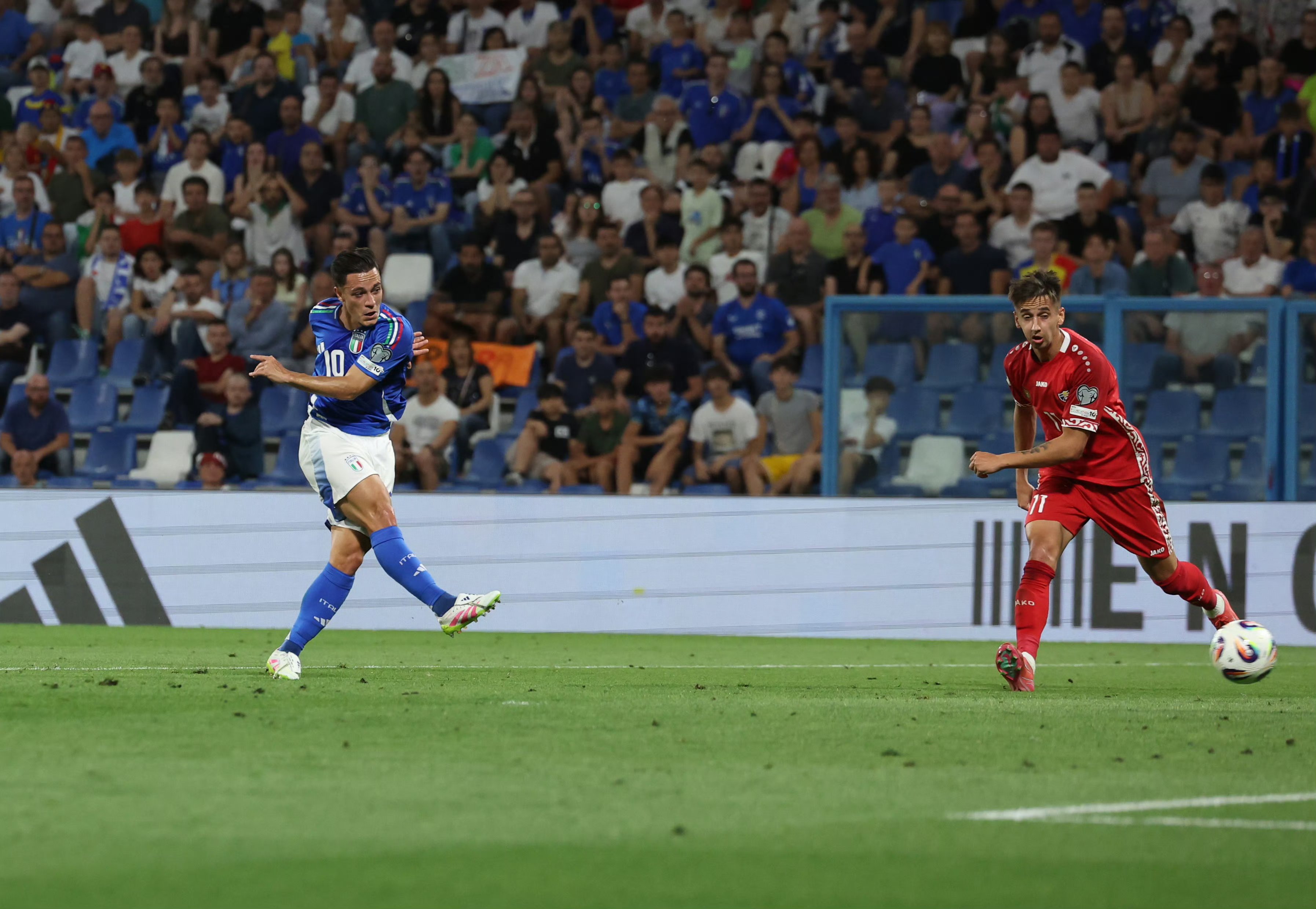 巴西前锋射门不中,意大利淘汰巴西,获得世界杯冠军 巴西前锋射门不中,意大利淘汰巴西,获得世界杯冠军