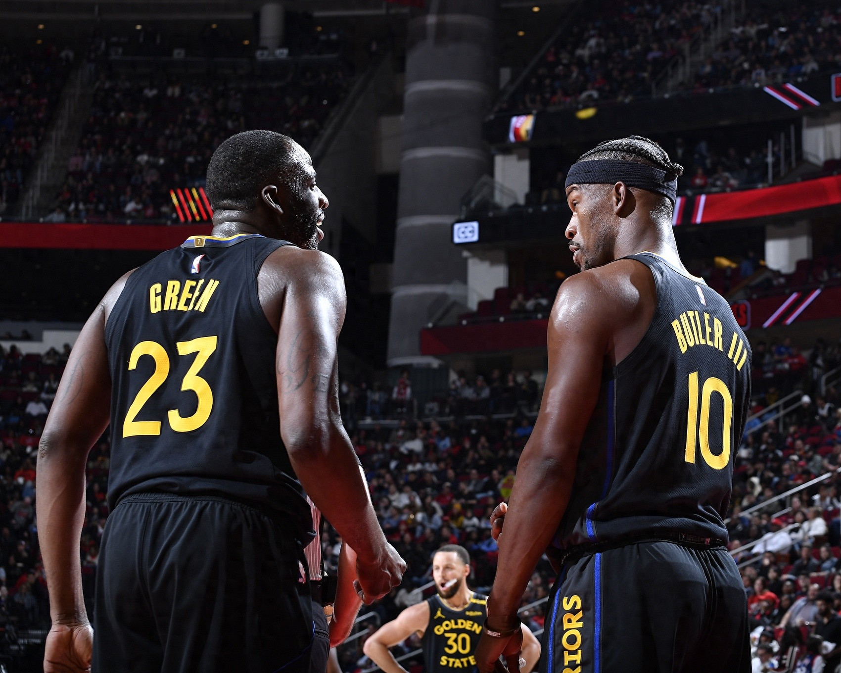 勇士主场惨败掘金，遭遇开门黑