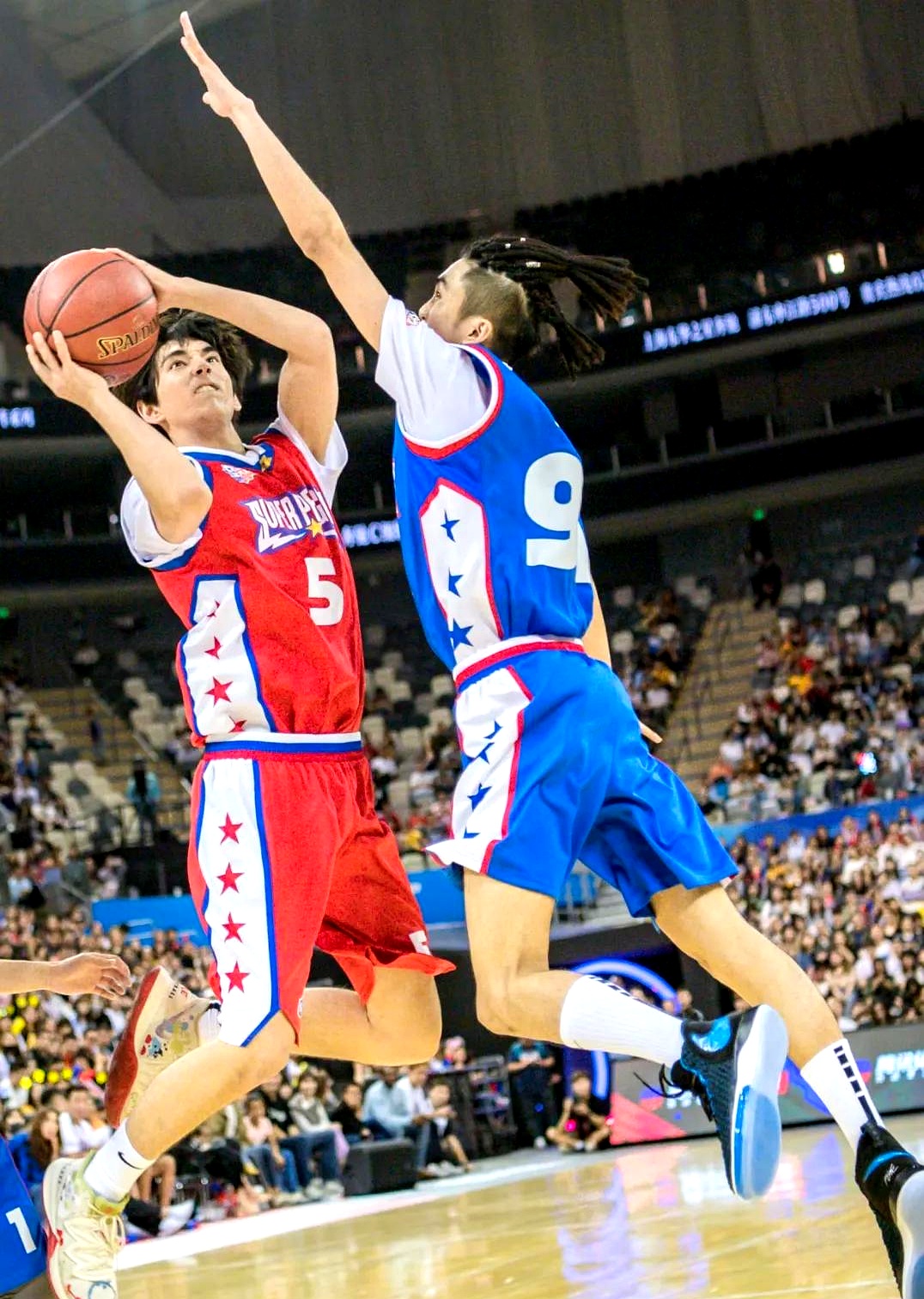 顶级篮球职业队火力全开,赢得球迷掌声 顶级篮球职业队火力全开,赢得球迷掌声