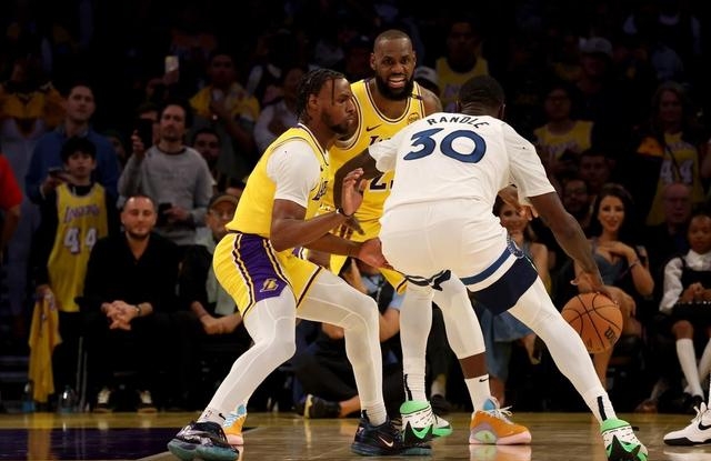 包含湖人轻取国王，范弗利特统治全场的词条