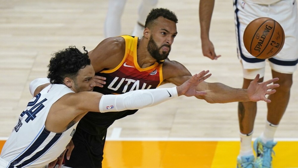 爵士碾压山东队，米切尔刷新纪录