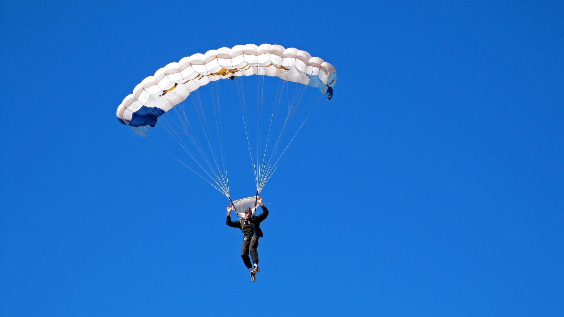 暴力美学的唯一解，当美网以轻取之名，在总决赛穹顶下为阿尔卡拉斯加冕